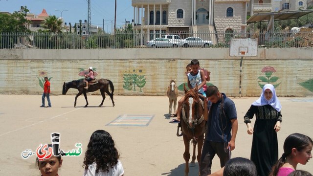 كفرقاسم - فيديو  : تعليم هواية ركوب الخيل في مدرسة جنة ابن رشد في اليوم الرابع لصيف الصادقة 